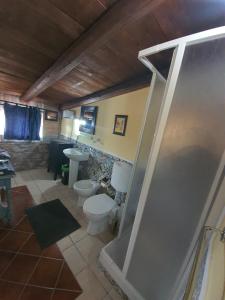een badkamer met 2 toiletten en een douche bij Il Palazzo delle Rondini in Magliano deʼ Marsi