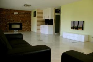 een woonkamer met een bank en een tv bij Novapark in Šetonje