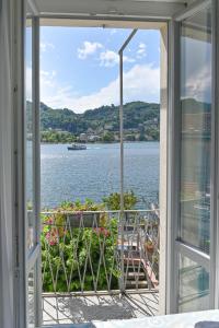 una finestra aperta con vista sull'acqua di Hotel Marco's a Como