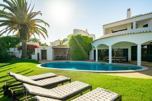 Πισίνα στο ή κοντά στο Luxury Private Family Villa with Pool AC & Parking