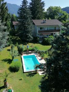 uma casa com piscina num quintal em Four Seasons Apartment "GREEN PARADISE" em Villach