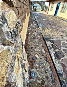 una pared de piedra con una fuente de agua en una calle en Mi Ranchito Chignahuapan Hotel, en Chignahuapan