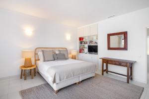 Ένα ή περισσότερα κρεβάτια σε δωμάτιο στο Luxury Private Family Villa with Pool AC & Parking +40 φωτογραφίες