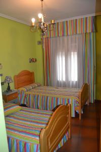 Habitación infantil con 2 camas y ventana en Casa Santo Tomé, en Toledo