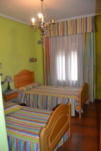 a childrens bedroom with two beds and a window at Casa Santo Tomé in Toledo