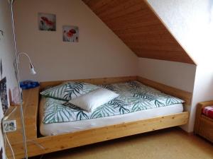 een bed in de hoek van een kamer bij Ferienwohnung Löber in Eußenheim