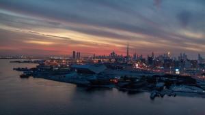 vista di una città di notte con una città di Crowne Plaza Dubai Festival City a Dubai