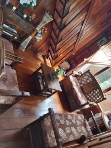 una vista aérea de una sala de estar con sillas y paredes de madera. en Colinas de Mindo, en Mindo