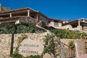 ein Haus mit einem Schild vor einer Steinmauer in der Unterkunft Residenza Sardegna da amare in Olbia + 11 Fotos