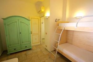 ein kleines Zimmer mit einem grünen Schrank und einer Leiter in der Unterkunft Residenza Sardegna da amare in Olbia