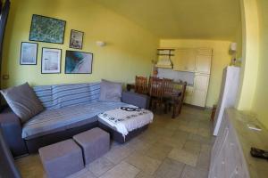 ein Wohnzimmer mit Sofa und Tisch in der Unterkunft Residenza Sardegna da amare in Olbia
