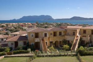 Bild eines Hauses mit Blick auf das Wasser in der Unterkunft Residenza Sardegna da amare in Olbia
