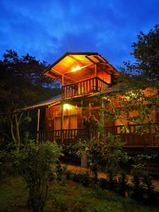 Una casa con una luz en el costado. en Colinas de Mindo, en Mindo