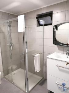 W łazience znajduje się szklana kabina prysznicowa i umywalka. w obiekcie Casa da Edite w mieście Ponta do Sol