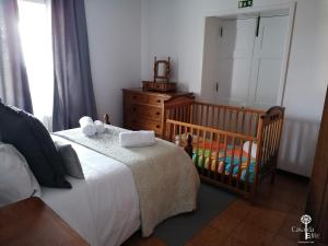 Ένα ή περισσότερα κρεβάτια σε δωμάτιο στο Casa da Edite +32 φωτογραφίες
