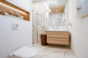 un bagno bianco con un water e un lavandino di Stilvolles Haus ganz nah am Meer a Unieście Altre 23 foto
