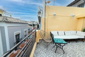 a balcony with a couch and a table at Moonkey - Casa Toledo in Alicante