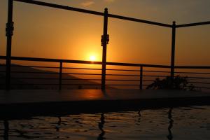 Východ nebo západ slunce při pohledu z vily nebo okolí