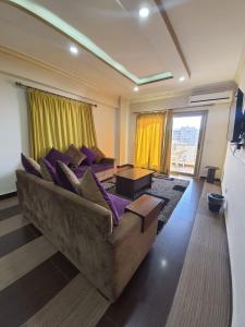 Μια τηλεόραση ή/και κέντρο ψυχαγωγίας στο Saraya Abbas ELaser Street-families only