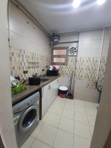 Η κουζίνα ή μικρή κουζίνα στο Saraya Abbas ELaser Street-families only