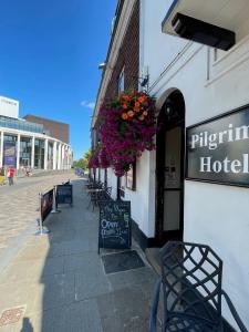 een hotel met een bord aan de zijkant van een gebouw bij Pilgrims Hotel in Canterbury