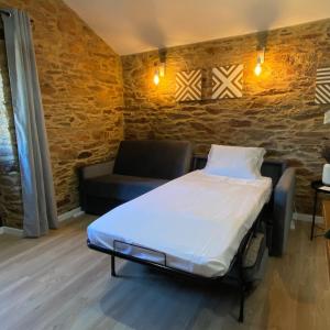 A bed or beds in a room at Casa da Alfazema