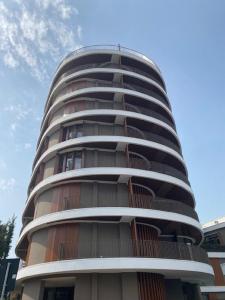 een hoog gebouw met balkons erop bij Number House - Number 10 in Milaan