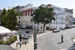 een groep mensen die door een straat lopen bij Studio Station 1 in Coimbra
