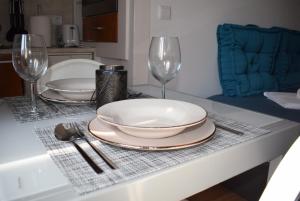 een tafel met twee borden en twee wijnglazen bij Studio Station 1 in Coimbra +15 foto's