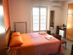 1 dormitorio con 1 cama con 2 toallas en OAK TREE 114 BnB, en Castelfidardo