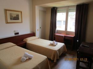 A bed or beds in a room at Hotel Apartaments Gesòria Porta Ferrada
