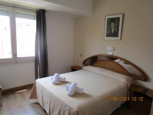 A bed or beds in a room at Hotel Apartaments Gesòria Porta Ferrada