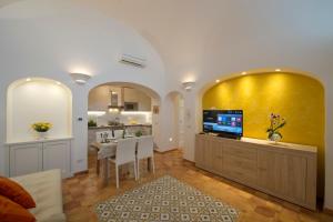 Μια τηλεόραση ή/και κέντρο ψυχαγωγίας στο Golden Vaults 1st Floor Sea View Balcony