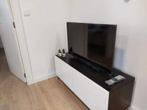 A television and/or entertainment centre at c Apartamentos Diego