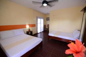 Postel nebo postele na pokoji v ubytování Michelle Pension