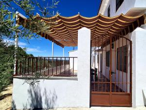 卡布拉的住宿－Cortijo La Polilla，一座带木门和棕色屋顶的房子