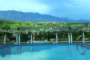 Der Swimmingpool an oder in der Nähe von Dushanbe Serena Hotel