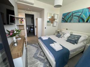 Damari Luxury Retreat Villas Skiathos客房内的一张或多张床位
