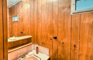 La salle de bains est pourvue d'un lavabo et d'un miroir. dans l'établissement Higden Hideaway on Lake Pets and ATVs Allowed!, à Fairfield Bay