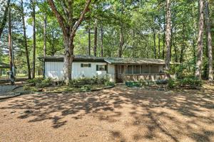 Gallery image of Higden Hideaway on Lake Pets and ATVs Allowed! in Fairfield Bay