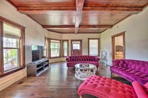 sala de estar con sofás rojos y TV en Charming Home with BBQ 9 Mi to Chautauqua Lake!, 