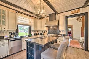Köök või kööginurk majutusasutuses Charming Home with BBQ 9 Mi to Chautauqua Lake!