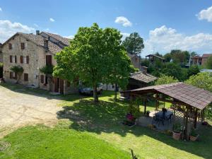 eine Luftansicht eines Hauses mit einem Baum und einem Tisch in der Unterkunft Cammino Nel Verde in Fornovo di Taro