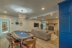 TV a/nebo společenská místnost v ubytování Kerrville Escape with Direct River Access and Views!