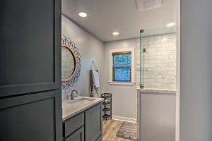 Koupelna v ubytování Kerrville Escape with Direct River Access and Views! + 19 fotografií