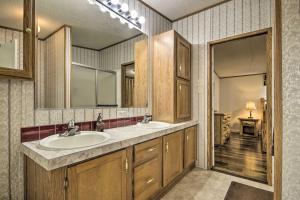 Bilik mandi di Shenandoah River Getaway Less Than 9 Mi to Downtown Luray! +30 gambar