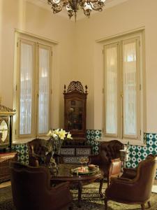 The Phoenix Hotel Yogyakarta - Handwritten Collection的休息区
