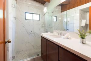 a bathroom with a sink and a shower at Casa Woodbine Private House on Tamarindo Beach in Tamarindo +34 photos