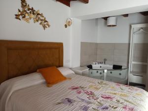 Postel nebo postele na pokoji v ubytování PEÑAFIEL DREAMS con JACUZZI