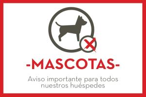 un cartel con una foto de un perro en un círculo en Hotel Cosmos en Tamasopo